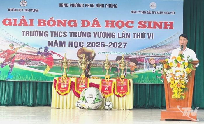 Lãnh đạo Nhà trường phát biểu tại Lễ khai mạc.
