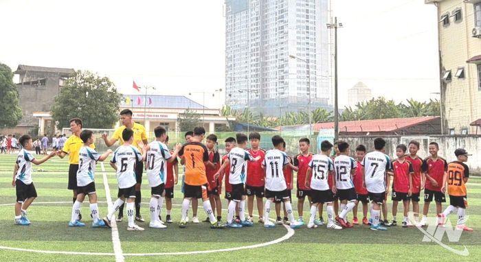 Các cầu thủ ra sân thi đấu.