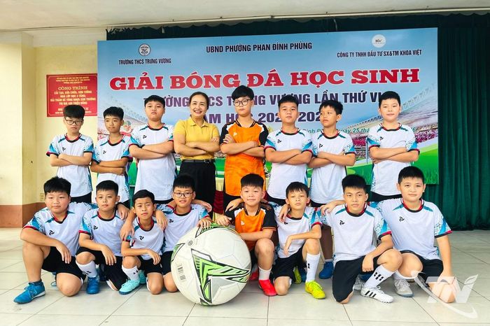 Thầy cô và các cầu thủ chụp ảnh lưu niệm.