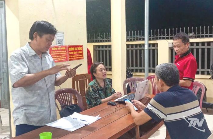 Chi bộ xóm 1, xã Đồng Hỷ, huy động Tổ công nghệ số cộng đồng hướng dẫn, hỗ trợ người dân đăng ký và sử dụng chữ ký số.