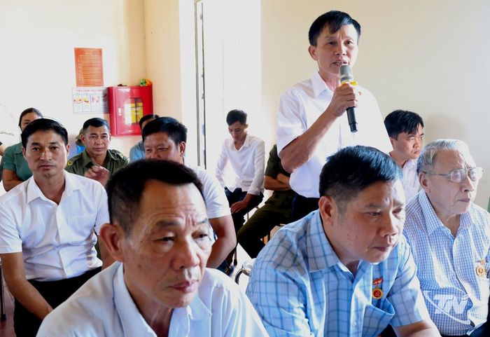 Đảng viên Chi bộ Thống Nhất 2, xã Thành Công, phát biểu ý kiến, tập trung thảo luận những vấn đề thực tế tại địa phương.