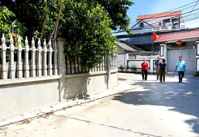 Dự án mở rộng tuyến đường ở tổ dân phố Thanh Quang, phường Vạn Xuân, được triển khai trên cơ sở thống nhất trong chi bộ, phát huy tinh thần tiên phong, gương mẫu của đảng viên trong hiến đất, tháo dỡ công trình, tạo đồng thuận trong nhân dân.