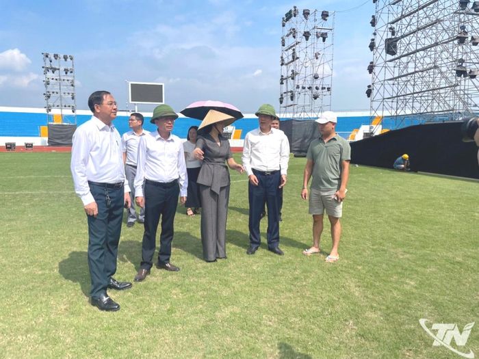 Các đồng chí lãnh đạo tỉnh kiểm tra công tác chuẩn bị tổ chức Concert quốc gia “Tự hào là người Việt Nam 2026” tại Sân vận động Thái Nguyên.