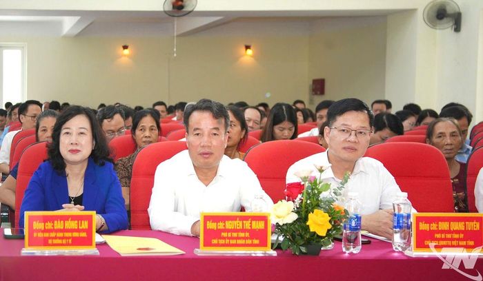 Bộ trưởng Bộ Y tế Đào Hồng Lan và các đồng chí lãnh đạo tỉnh Thái Nguyên, đại biểu dự Hội nghị.
