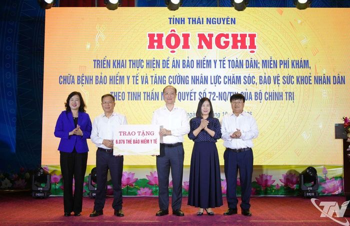 Bộ trưởng Bộ Y tế Đào Hồng Lan cùng các đại biểu trao tặng 6.076 thẻ bảo hiểm y tế cho tỉnh Thái Nguyên.