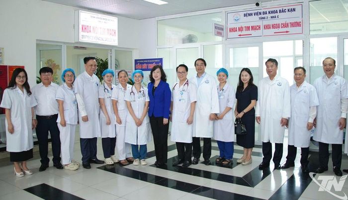 Bộ trưởng Bộ Y tế Đào Hồng Lan và các đồng chí lãnh đạo tỉnh Thái Nguyên chụp ảnh lưu niệm với y, bác sĩ Bệnh viện Đa khoa Bắc Kạn.