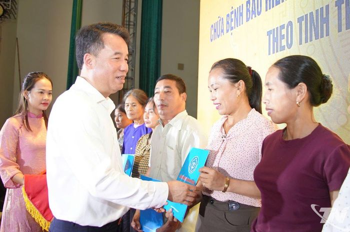 Đồng chí Chủ tịch UBND tỉnh Nguyễn Thế Mạnh trao thẻ bảo hiểm y tế tặng người dân.