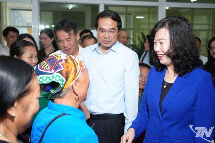 Bộ trưởng Bộ Y tế Đào Hồng Lan và các đồng chí lãnh đạo tỉnh Thái Nguyên thăm hỏi người dân.