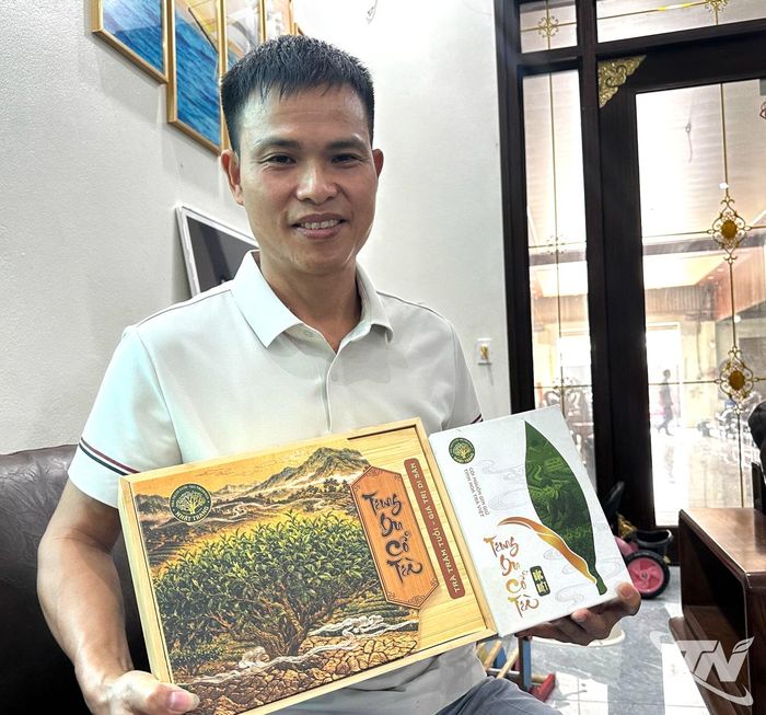 Anh Phạm Văn Nhật giới thiệu mẫu hộp trà mang câu chuyện về những cây chè cổ gần 100 năm tuổi ở vùng chè Tân Cương, góp phần nâng cao giá trị và quảng bá nét đặc sắc của chè Thái Nguyên.