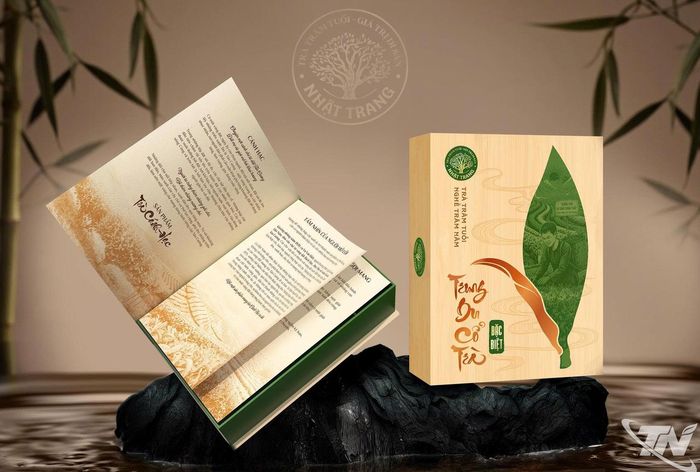 Mẫu hộp trà được thiết kế như một cuốn sách, kể câu chuyện về những cây chè cổ gần 100 năm tuổi ở vùng chè Tân Cương.