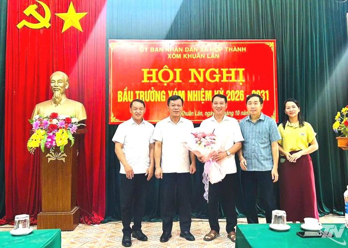 Lãnh đạo xã Hợp Thành cùng các đại biểu chúc mừng Trưởng xóm Khuân Lân, nhiệm kỳ 2026-2031.