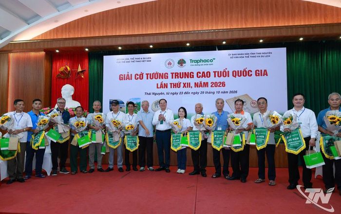 Đại diện 14 đoàn vận động viên nhận Cờ lưu niệm của Ban Tổ chức tại Lễ khai mạc Giải Cờ tướng trung cao tuổi quốc gia lần thứ XII năm 2026.