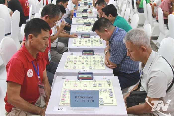 Các kỳ thủ tập trung thi đấu ván thứ nhất ngay sau lễ khai mạc Giải Cờ tướng trung cao tuổi quốc gia lần thứ XII năm 2026.