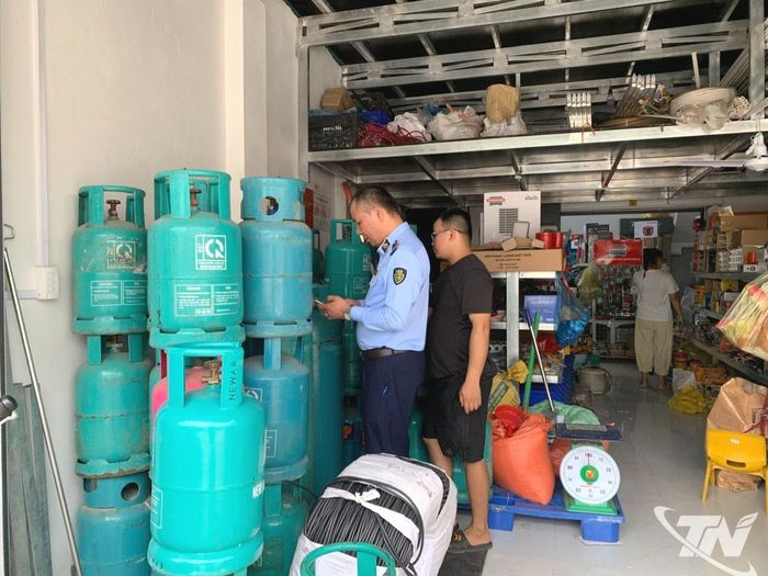 Lực lượng chức năng tập trung kiểm tra các mặt hàng thiết yếu, góp phần bảo đảm ổn định thị trường những tháng cuối năm.