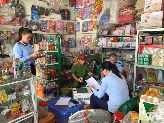 Lực lượng liên ngành tăng cường kiểm tra, kiểm soát hàng hóa lưu thông trên thị trường.