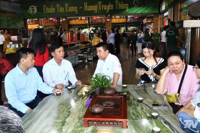 Bên ấm trà, mọi người thân thiện hơn.