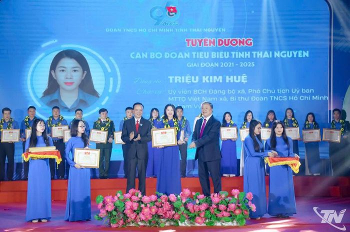 Chị Triệu Kim Huệ (đứng giữa), Bí thư Đoàn xã Lam Vỹ, được tuyên dương cán bộ Đoàn tiêu biểu tỉnh Thái Nguyên giai đoạn 2021-2025.