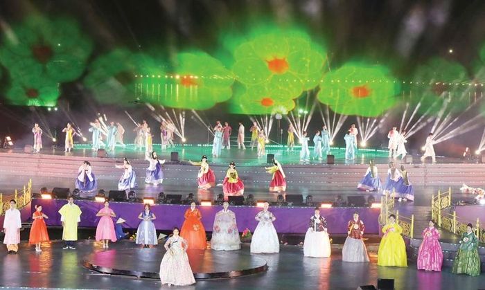  Không gian nghệ thuật bên bờ sông Hương trở thành điểm nhấn của Huế.