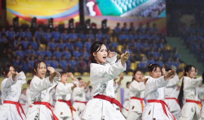 Phần đồng diễn của các võ sinh Nghĩa Dũng Karate tạo nhiều ấn tượng với khán giả.