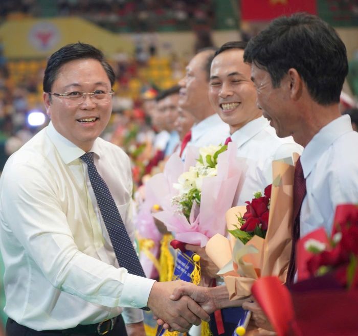  Phó Bí thư Thành ủy, Chủ tịch UBND TP. Huế Lê Trí Thanh tặng cờ, động viên các đoàn tham dự.