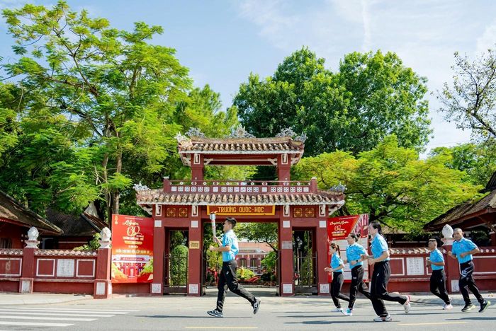  Các VĐV xuất sắc của Thể thao Huế vinh dự rước đuốc truyền thống từ Bảo tàng Hồ Chí Minh về địa điểm tổ chức Lễ khai mạc.