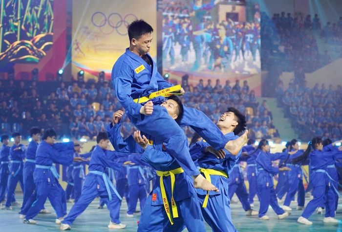 Tiếp đó là màn đồng diễn Vovinam.