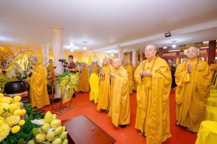 Chư tôn giáo phẩm dâng hương tưởng niệm Đại lão Hòa thượng Đệ tam Pháp chủ GHPGVN