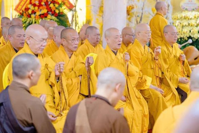 Chư tôn đức đồng thanh tụng chú Đại bi, Bát-nhã tâm kinh và trì niệm Phật hiệu A Di Đà