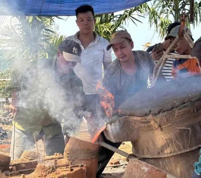 Rót đồng đúc tôn tượng Bồ-tát Quán Thế Âm 