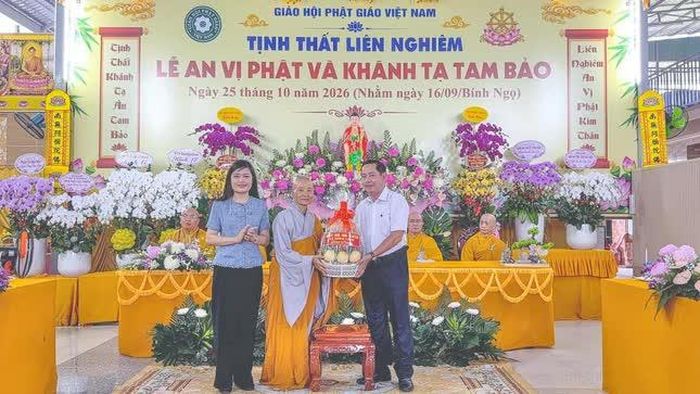 Chư tôn đức, lãnh đạo chính quyền tặng quà chúc mừng