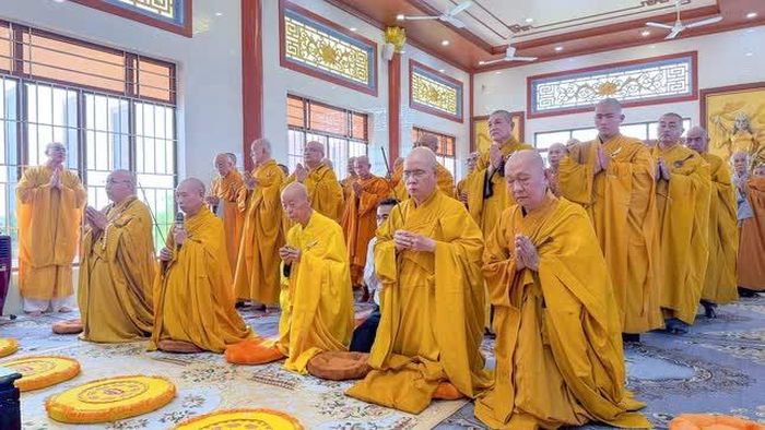 Chư tôn đức cắt băng khánh thành, niêm hương an vị Phật