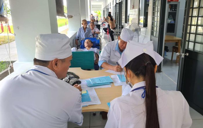 Nhân viên y tế khám sức khỏe tại Trung tâm Bảo trợ xã hội tỉnh Cà Mau. (Ảnh: C.H).