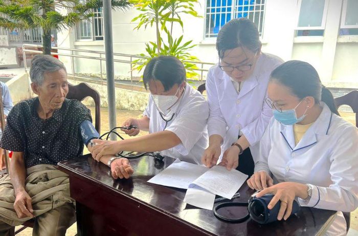 Người dân phấn khởi đi khám sức khỏe.