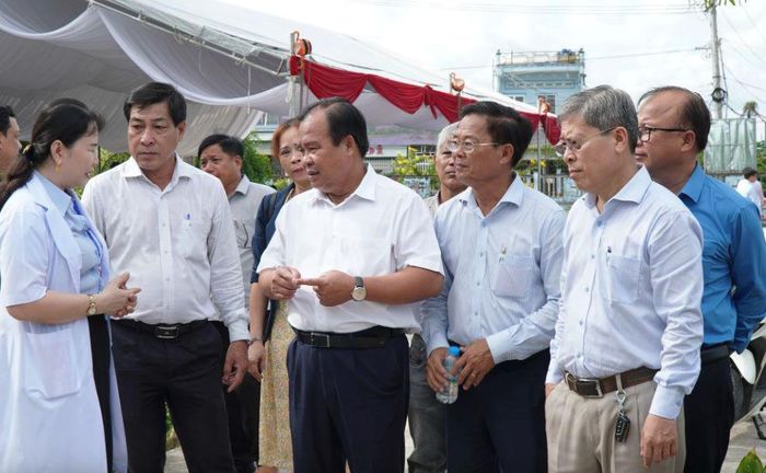 Ông Nguyễn Minh Luân trao đổi với cán bộ y tế về công tác khám, chữa bệnh. 