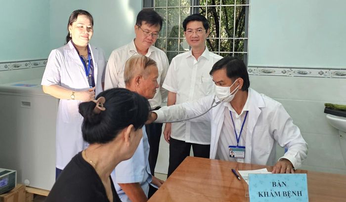 Ông Trương Đăng Khoa, Bí thư Đảng ủy phường Tân Thành (thứ 3 từ trái sang) tại cơ sở khám sức khỏe, sàng lọc cho người dân. Phường Tân Thành là một trong những địa phương đạt mục tiêu khám, chữa bệnh toàn dân. 