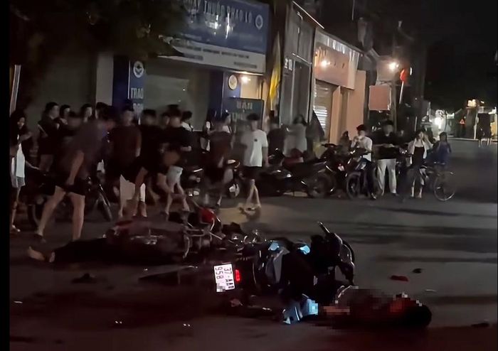 Hiện trường vụ hai xe máy đâm nhau khiến một người tử vong tại chỗ. (Ảnh: MXH)