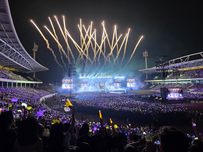 Khán giả chìm đắm trong lễ hội âm nhạc của BigBang. (Ảnh: BTC).