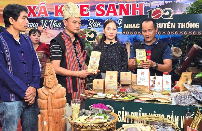 Một góc không gian trưng bày, giới thiệu sản phẩm cà phê Khe Sanh và các nông sản trong khuôn khổ lễ hội.