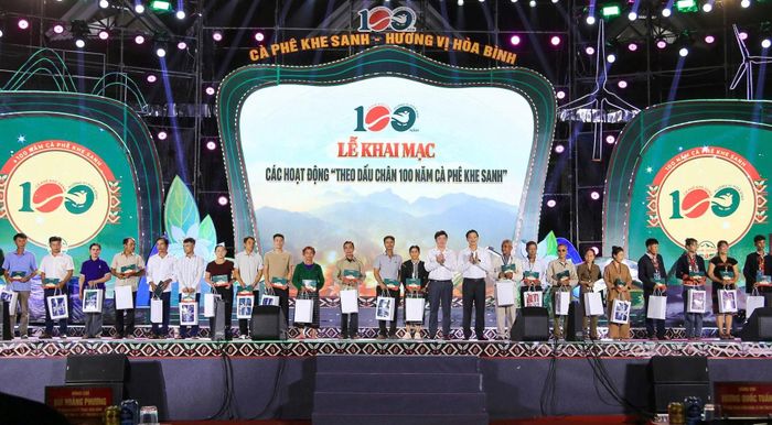 Bí thư Tỉnh ủy Quảng Trị Vương Quốc Tuấn và Chủ tịch UBND tỉnh Bùi Hoàng Phương trao tặng quà cho các hộ nghèo, gia đình chính sách.