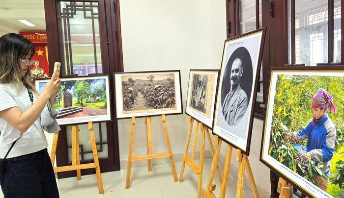 Du khách và người dân tham quan, chụp ảnh tại góc không gian trưng bày hình ảnh, tư liệu về quá trình hình thành và phát triển 100 năm Cà phê Khe Sanh (1926 - 2026).
