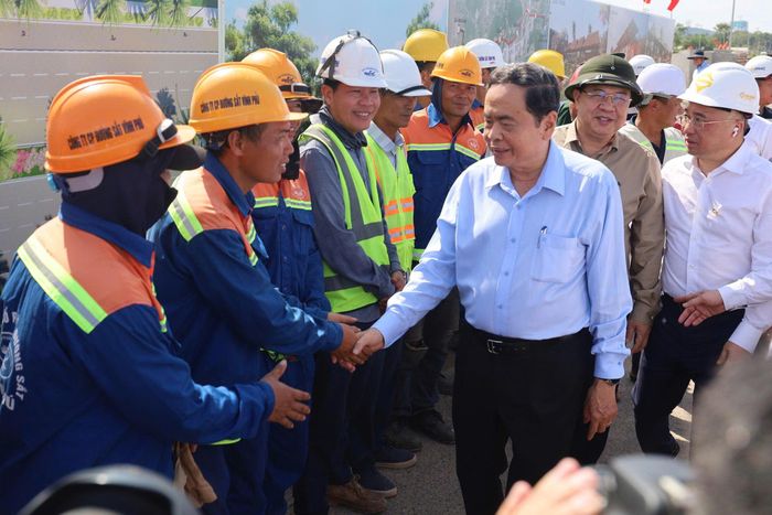 Chủ tịch Quốc hội Trần Thanh Mẫn thăm hỏi, động viên các công nhân tại công trường các dự án APEC Phú Quốc.