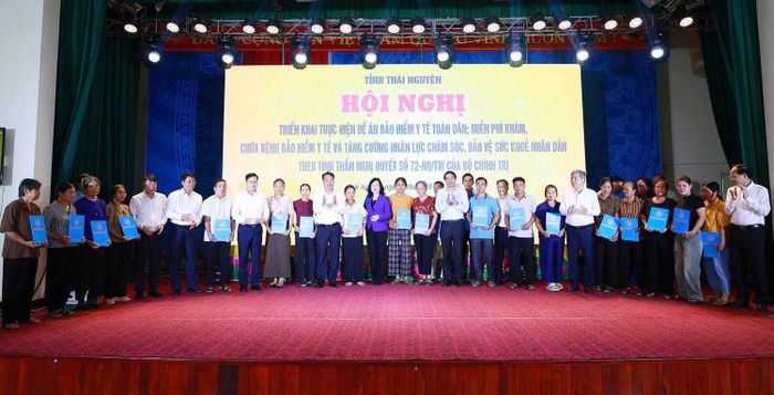 Lãnh đạo Bộ Y tế và Bảo hiểm xã hội Việt Nam và lãnh đạo tỉnh trao hỗ trợ BHYT cho ngành Y tế Thái Nguyên và thẻ BHYT cho các hộ dân.