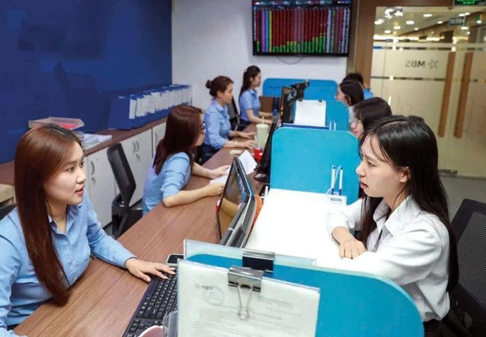 Minh bạch thông tin và nâng cao chất lượng quản trị giúp doanh nghiệp niêm yết tăng sức hấp dẫn với dòng vốn dài hạn. Ảnh: Đức Thanh