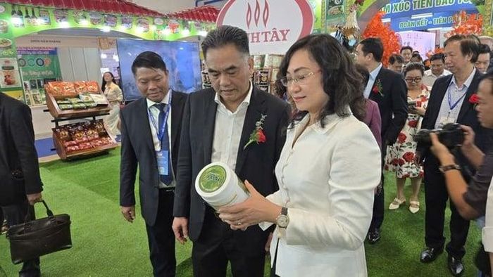  Thứ trưởng Bộ Công Thương Phan Thị Thắng xem các sản phẩm của doanh nghiệp tại hội chợ. 