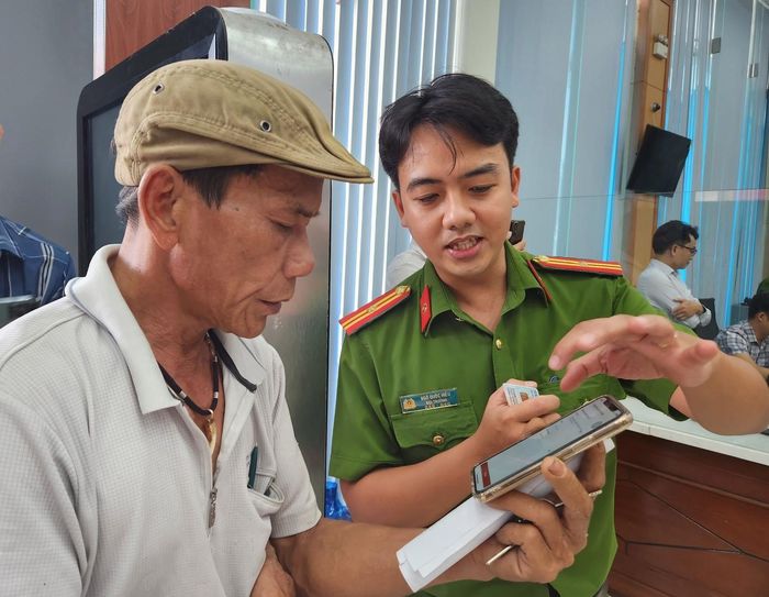 Lực lượng Công an hướng dẫn người dân cài đặt tài khoản định danh cá nhân trên ứng dụng VNeID. (Ảnh: Bộ Công an)