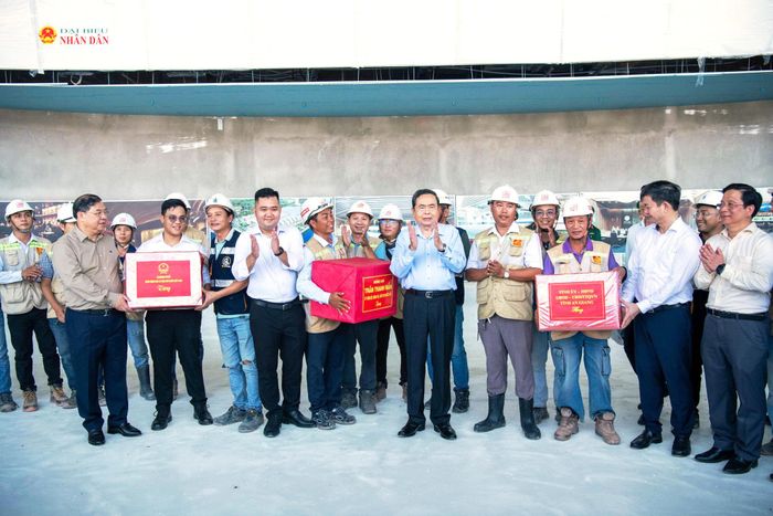 Chủ tịch Quốc hội Trần Thanh Mẫn tặng quà, động viên lực lượng cán bộ, kỹ sư, công nhân đang thi công tại các công trình, dự án phục vụ Hội nghị cấp cao APEC 2027