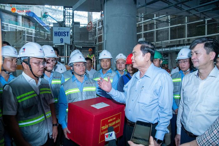 Chủ tịch Quốc hội Trần Thanh Mẫn tặng quà, động viên lực lượng cán bộ, kỹ sư, công nhân đang thi công tại các công trình, dự án phục vụ Hội nghị cấp cao APEC 2027