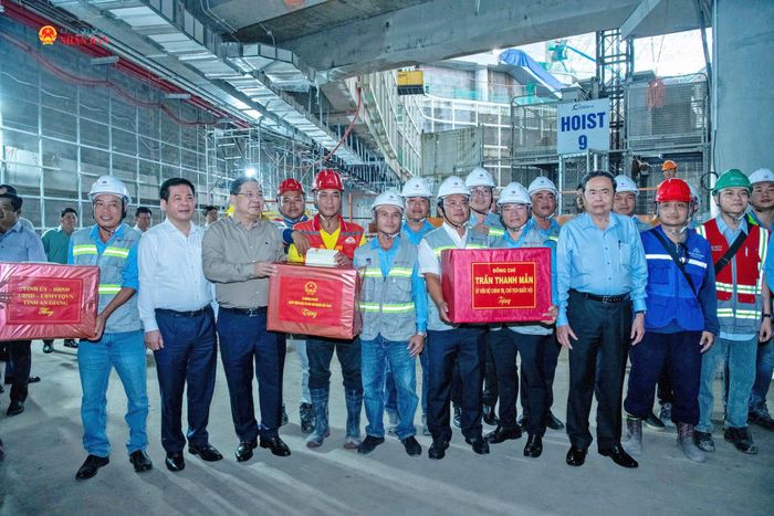 Chủ tịch Quốc hội Trần Thanh Mẫn tặng quà, động viên lực lượng cán bộ, kỹ sư, công nhân đang thi công tại các công trình, dự án phục vụ Hội nghị cấp cao APEC 2027