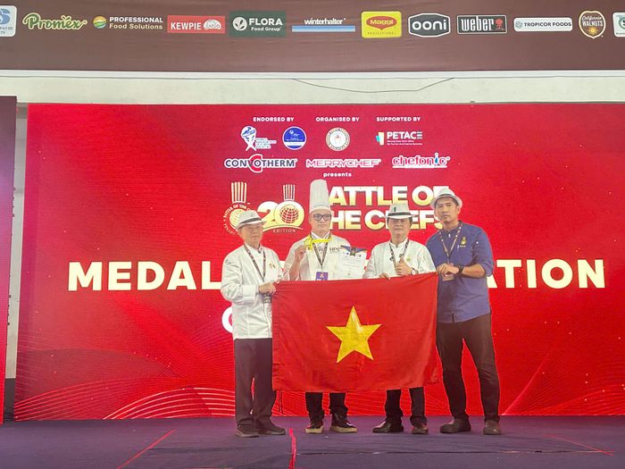 Khoảnh khắc đăng quang mang về tấm Huy chương Vàng tại cuộc thi ẩm thực quốc tế Battle of the Chefs lần thứ 20 (BOTC 2026) của Chef Lưu Huỳnh Châu
