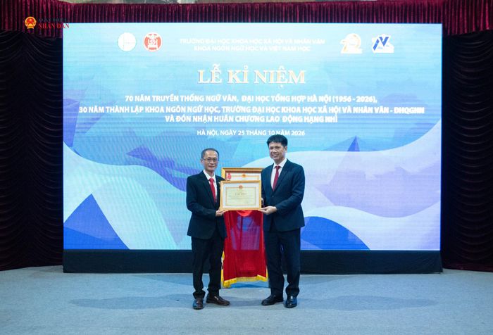 Phó giám đốc thường trực Đại học Quốc gia Hà Nội Nguyễn Hiệu trao Bằng khen của Bộ trưởng Bộ Giáo dục và Đào tạo tặng Khoa ngôn ngữ học và Việt Nam học.